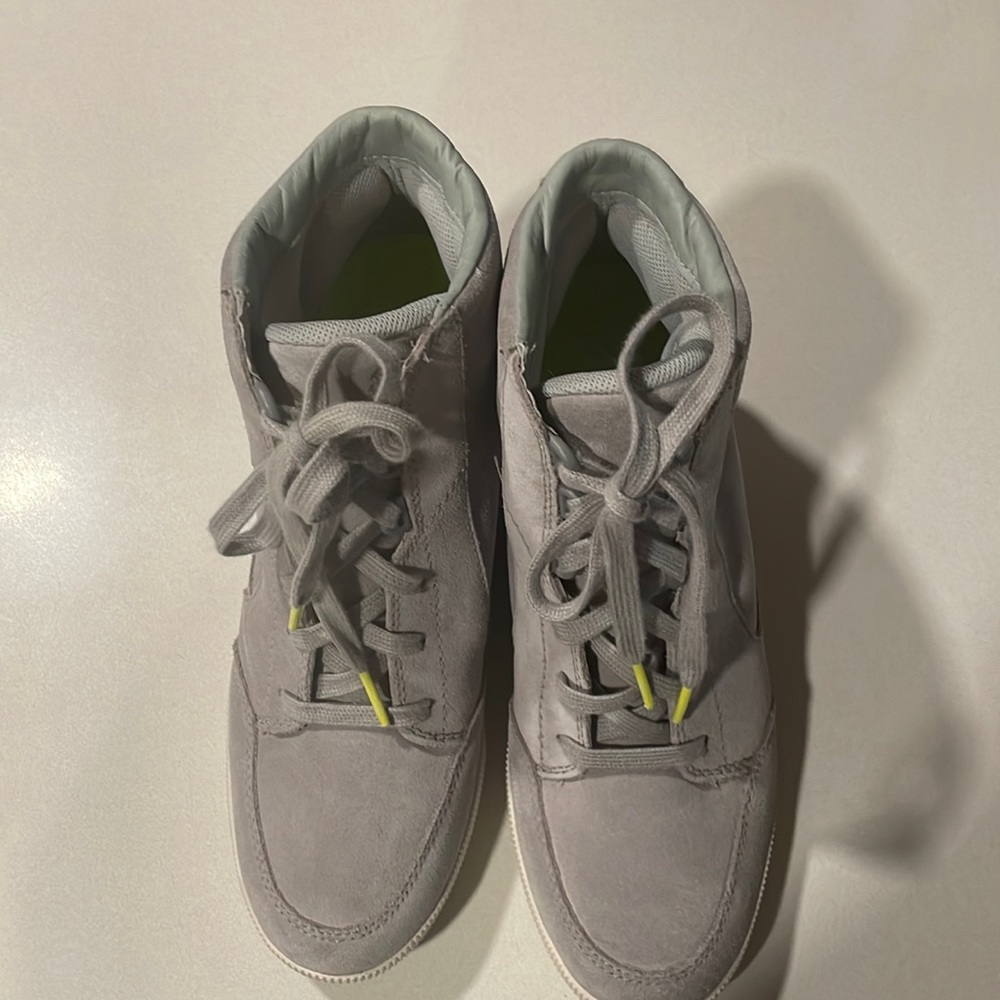 Super comfy and fun gray suede Sorel boots. Great condition barely worn!
